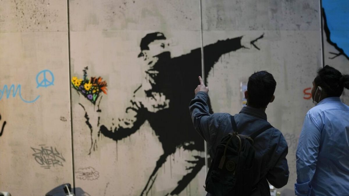 "Flower Thrower": Banksy-Graffiti bei Ausstellung in Mailand in Italien
