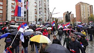 Serben im Kosovo demonstrieren mit serbischen Flaggen in Mitrovica