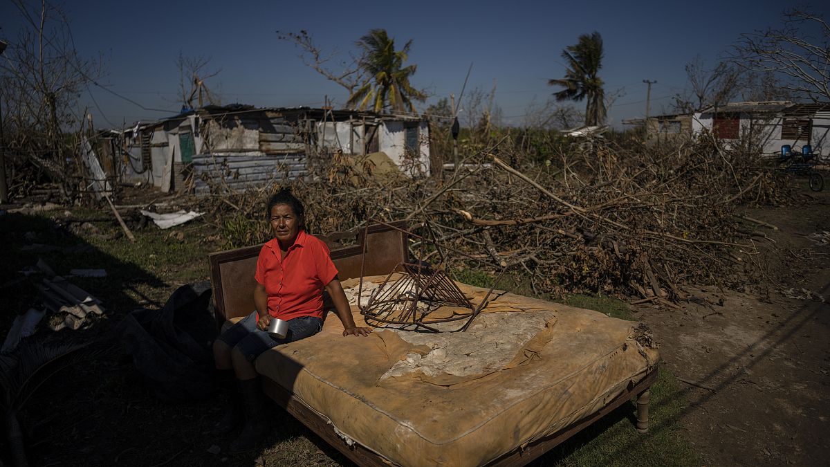ماري كارمن زامبرانو خارج منزلها الذي فقد سقفه بسبب إعصار إيان في لا كولوما ، في مقاطعة بينار ديل ريو ، كوبا ، 5 تشرين الأول/أكتوبر 2022 