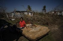 ماري كارمن زامبرانو خارج منزلها الذي فقد سقفه بسبب إعصار إيان في لا كولوما ، في مقاطعة بينار ديل ريو ، كوبا ، 5 تشرين الأول/أكتوبر 2022