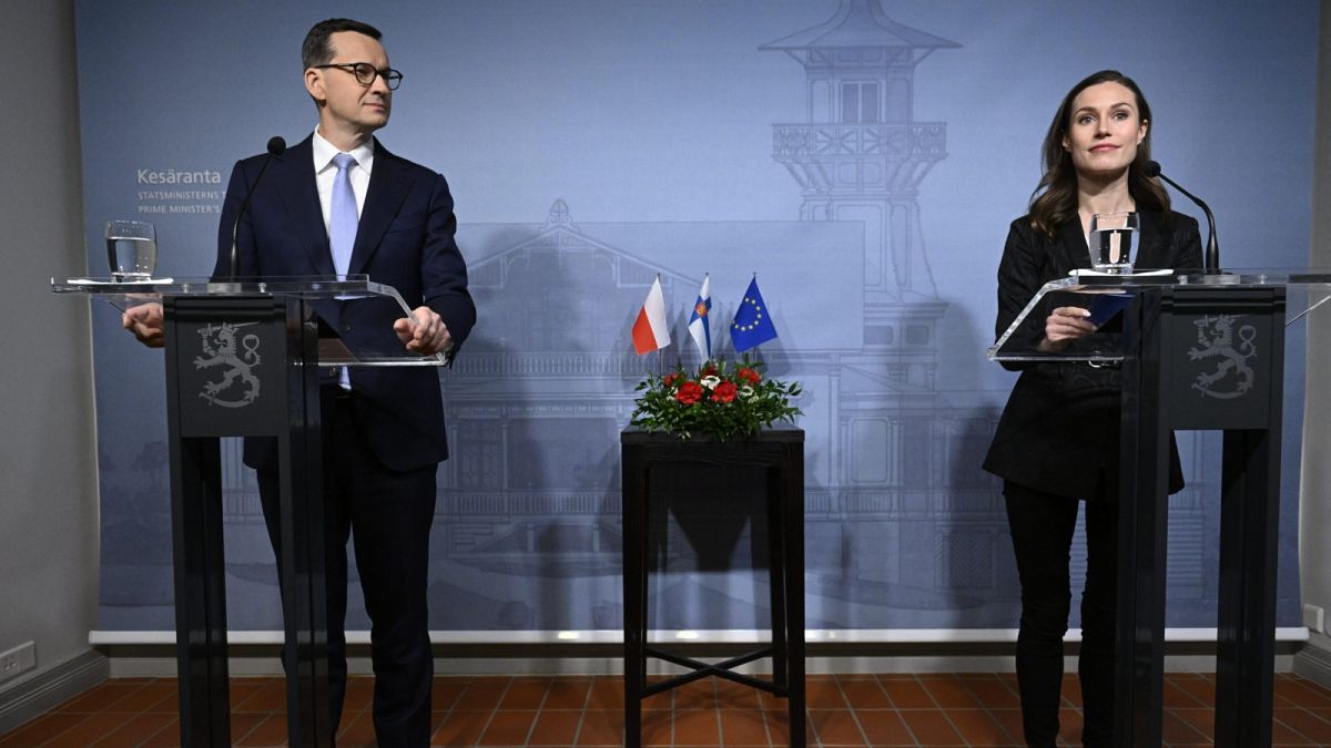 Sanna Marin finn és Mateusz Morawiecki lengyel miniszterelnök Helsinkiben