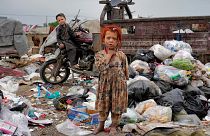 Başkent Kabil'de bir çöp yığınının yanında duran iki çocuk. Afgan çocuklar çöp yığınlarına genellikle yiyecek bir şeyler bulmak için gidiyor