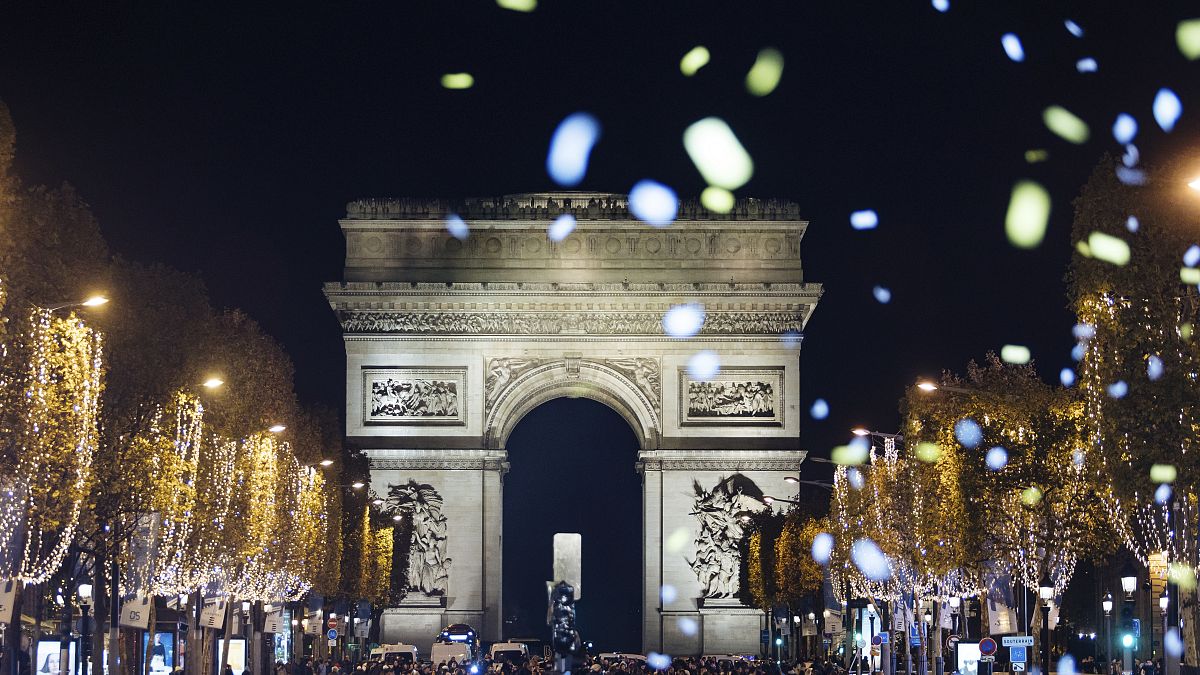 Les spectateurs se rassemblent pour assister à la cérémonie d'illumination de l'avenue des Champs Elysées pour Noël, à Paris