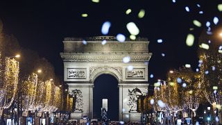 Les spectateurs se rassemblent pour assister à la cérémonie d'illumination de l'avenue des Champs Elysées pour Noël, à Paris