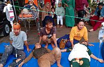 Des personnes touchées par le séisme à Cianjur, sur l'île de Java, Indonésie, le 21 novembre 2022