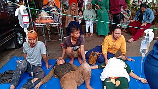 Des personnes touchées par le séisme à Cianjur, sur l'île de Java, Indonésie, le 21 novembre 2022
