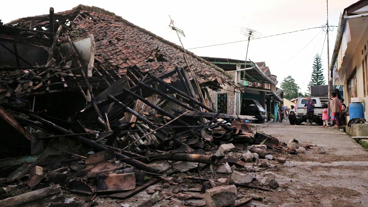 Milhares de edifícios ficaram destruídos em Ciajur, Java Ocidental