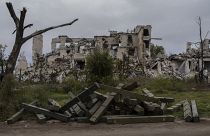 Des boîtes de munitions à l'extérieur d'une école détruite dans un village récemment libéré à la périphérie de Kherson, dans le sud de l'Ukraine