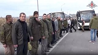 Ρώσοι αιχμάλωτοι πολέμου επιστρέφουν μετά την ολοκλήρωση διαδικασίας ανταλλαγών με τον ουκρανικό στρατό
