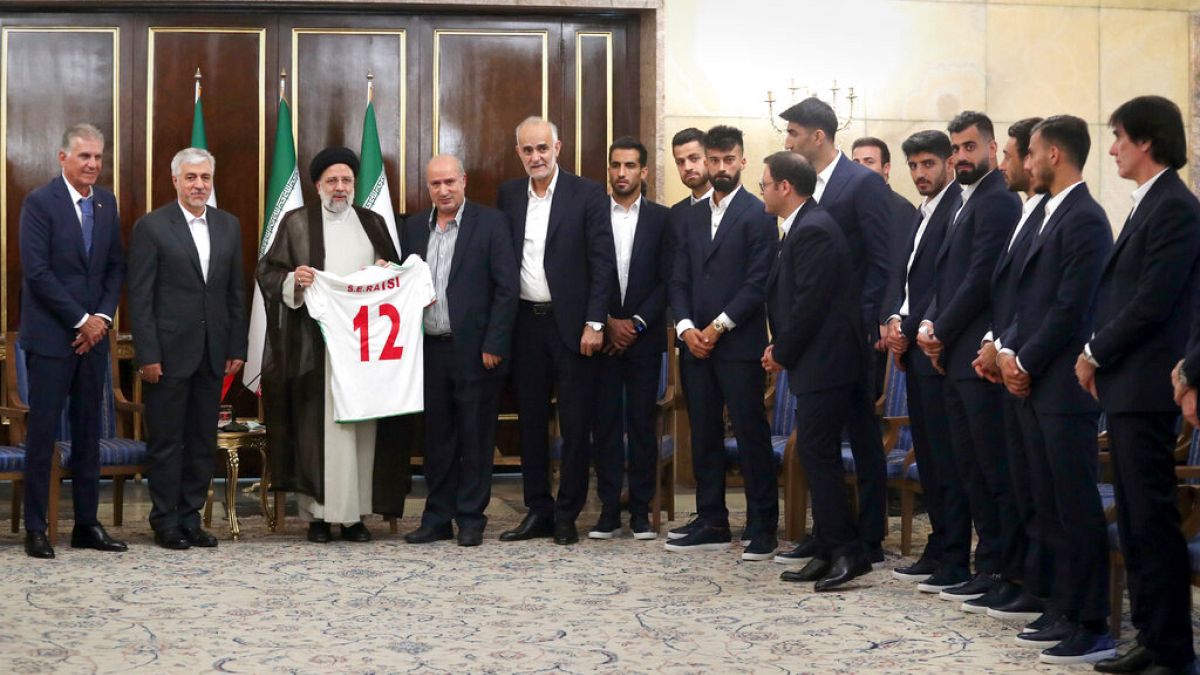 Vor der Reise zur WM in Katar trafen die iranischen Fußballer Irans Präsidenten Raisi - zum Unmut der protestierenden Bevölkerung.