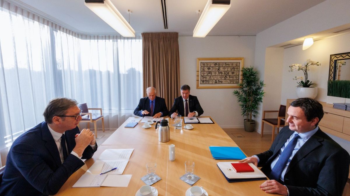 Le président serbe, le chef de la diplomatie européenne, le représentant spécial de l'UE pour le dialogue et le Premier ministre kosovar (de gauche à droite)