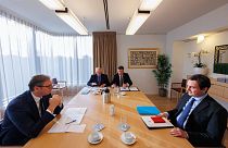 Le président serbe, le chef de la diplomatie européenne, le représentant spécial de l'UE pour le dialogue et le Premier ministre kosovar (de gauche à droite)