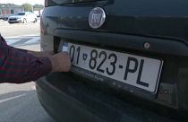 O governo kosovar ameaça começar a emitir multas para quem não alterar a matrícula