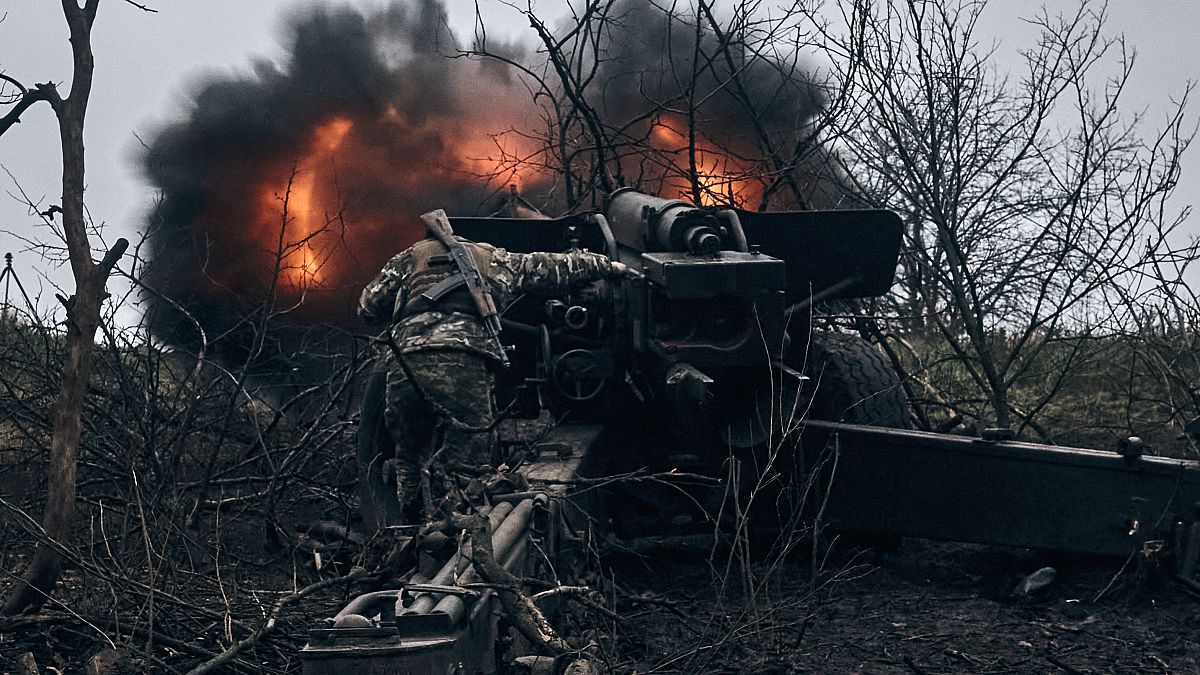 Soldados ucranianos disparam contra posições russas na região de Donetsk