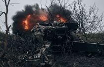 Soldados ucranianos disparam contra posições russas na região de Donetsk