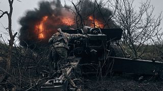 Tirs d'artillerie de soldats ukrainiens près de Bakhmout, Ukraine, le 20 novembre 2022