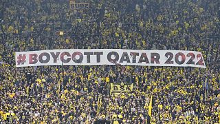Katar bojkottjára felszólító plakát a német Bundesliga egyik meccsén