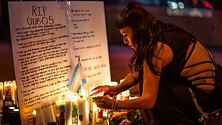 Des gens allument des bougies dans un mémorial improvisé pour les victimes de la fusillade au Club Q, 20/11/2022
