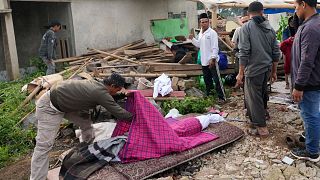 الصور لأفراد أسرة يعدون جثة شاب ضحية زلزال لدفنها في سيانجور ، جاو الغربية ، إندونيسيا.
