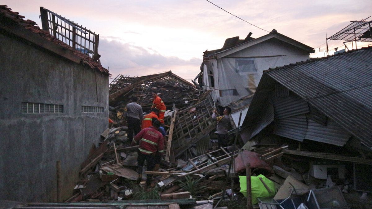 Destruição causada por sismo em Java