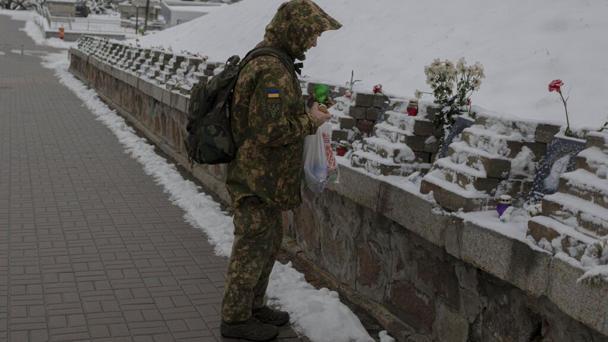 Ukrán katona a kijevi emlékműnél
