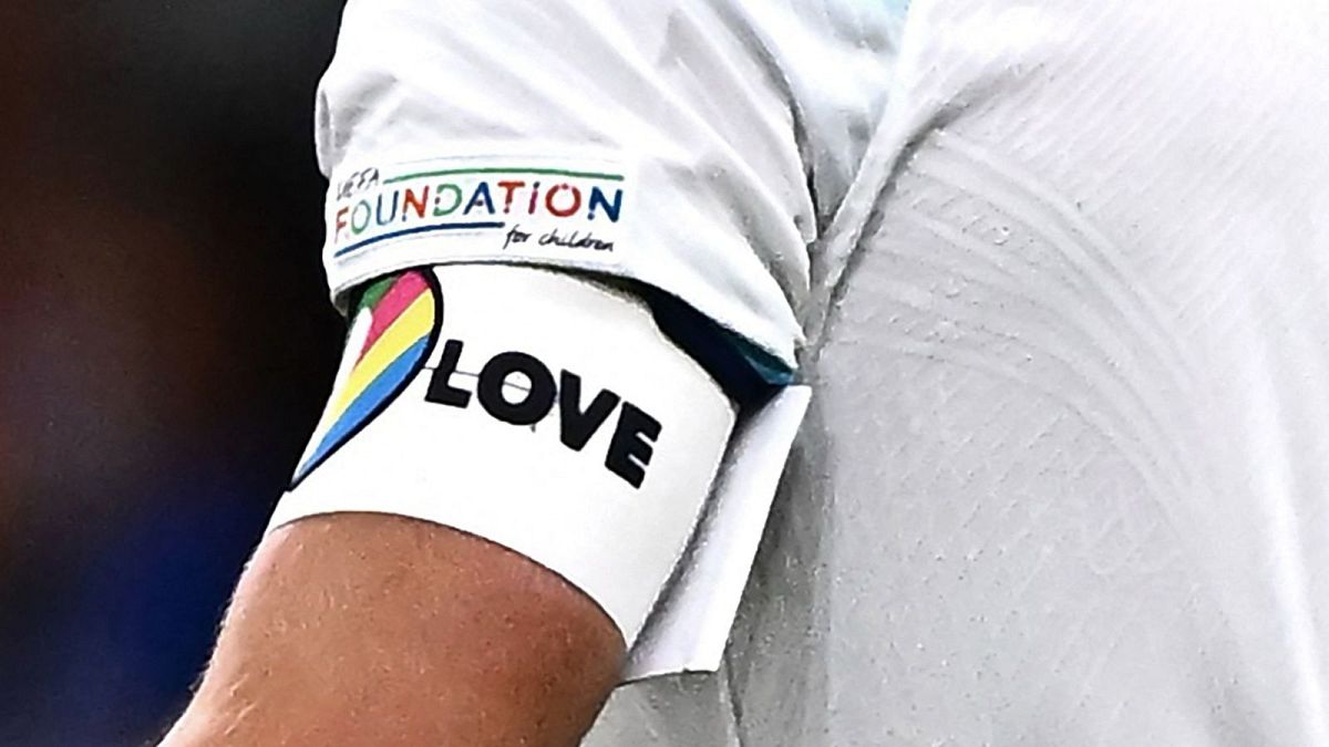بازوبند رنگین‌کمانی «یک عشق» برای حمایت از دگرباشان اروپایی