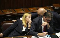 Giorgia Meloni kormányfő (balra), Guido Crosetto védelmi miniszter (jobbra), Giancarlo Giorgetti gazdasági és pénzügyminiszter (középen)