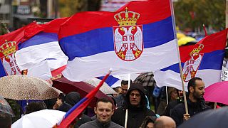 Kosovalı Sırplar, Mitrovica kentinde düzenlenen gösteri sırasında Sırbistan bayrakları salladı. 6 Kasım 2022