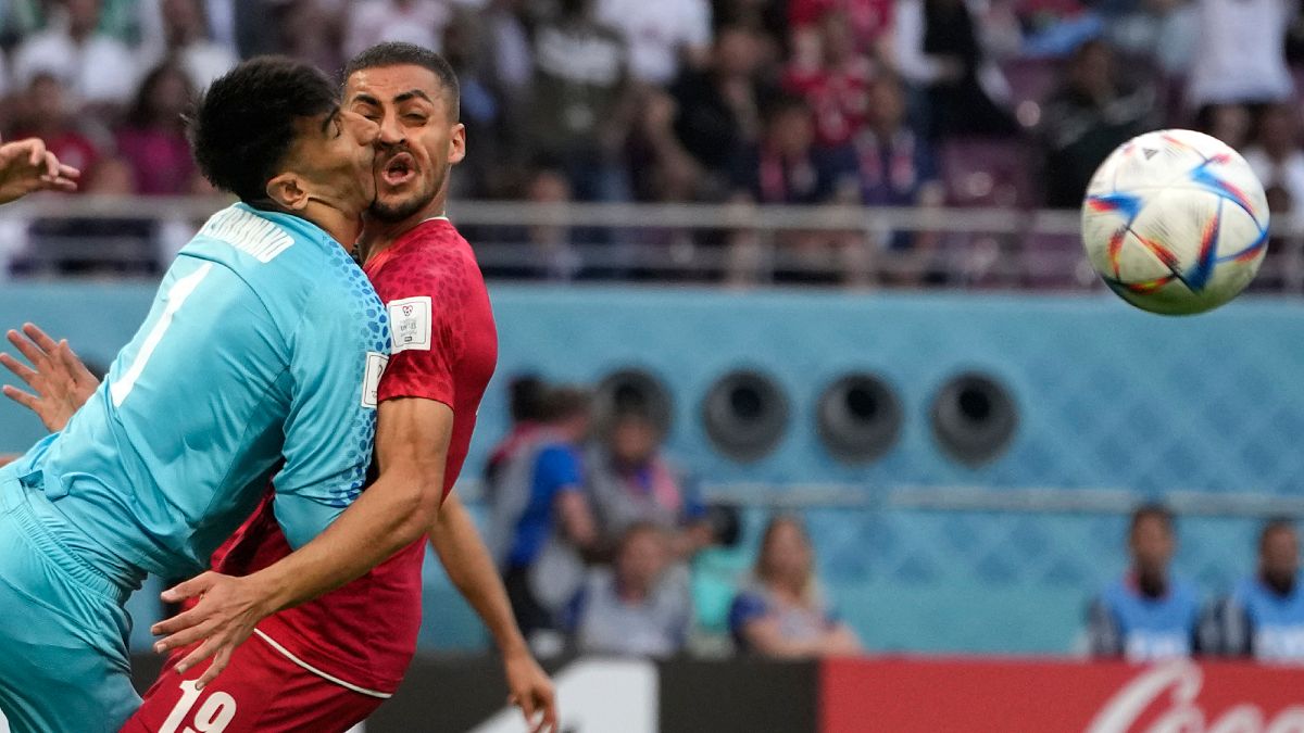 O choque entre o guarda-redes Alireza Beiranvand e o colega Majid Hosseini que abriu a derrota do Irão