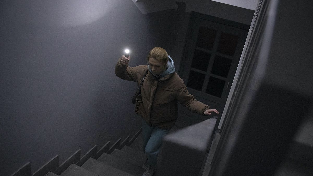 Anastasia Pirozsenko zseblámpával közelíti meg a lakását egy 26 emeletes kijevi lakóházban