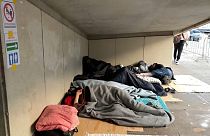 Мигранты, не имеющие жилья, спят на улицах Брюсселя.