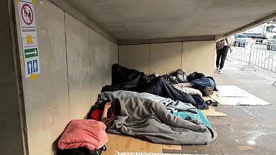 Мигранты, не имеющие жилья, спят на улицах Брюсселя. 