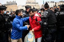 Отряд французской жандармерии берёт в оцепление лагерь мигрантов, в основном из Афганистана, для эвакуации из Парижа (ноябрь 2022 г.)