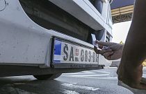 Leragasztott szerb rendszámtábla egy autón, a koszovói határnál