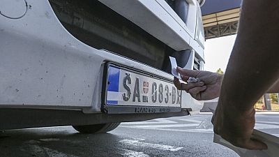 Serbische Kennzeichen werden an der Grenze zu Kosovo überklebt