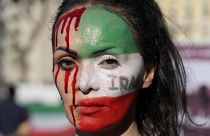 Az iráni nők jogaiért tüntető nő Rómában 2022. októberében