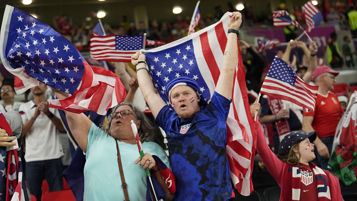 Amerikai szurkolók, amerikai zászlóval - nekik nem volt gondjuk a beléptetésnél