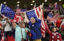 Amerikai szurkolók, amerikai zászlóval - nekik nem volt gondjuk a beléptetésnél