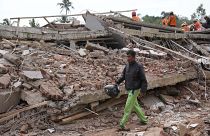 Un homme récupère les effets personnels d'une maison endommagée par le tremblement de terre de lundi à Cianjur, Indonésie