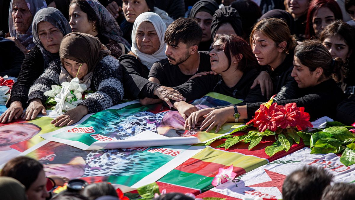 أكراد سوريون يشاركون في جنازة قتلى غارات جوية تركية على قرية المالكية شمال سوريا ، الاثنين 21 تشرين الثاني / نوفمبر 2022.