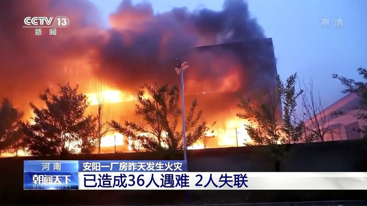 Incêndio na fábrica Kaixinda, na cidade de Anyang, na províncida de Henan, na China