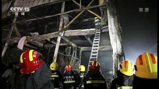 رجال الإنقاذ أثناء تدخلهم لإخماد الحريق في المصنع الواقع في مدينة أنيانغ بوسط الصين