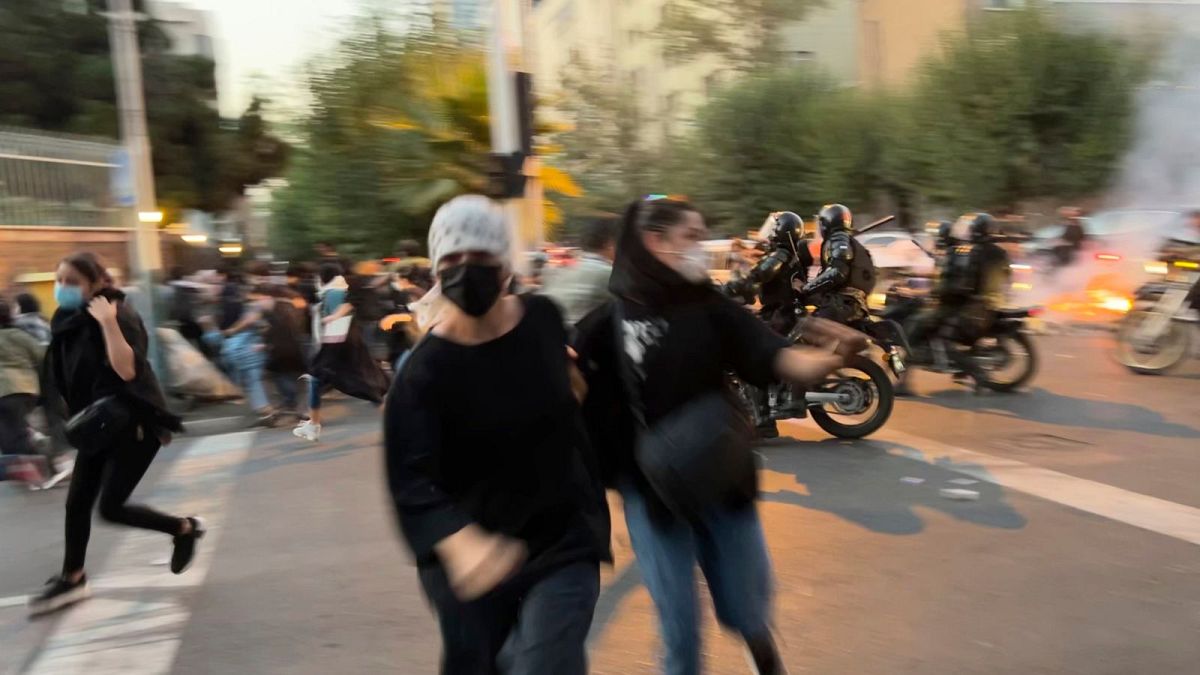 نیروهای امنیتی در حال حمله به زنان و مردان معترض در ایران