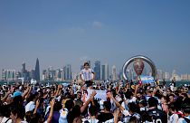 Arjantinli futbolseverler, Suudi Arabistan karşılaşması öncesi, Katar'ın başkenti Doha'da efsanevi oyuncu Diego Maradona'nın gerçek boyutlarda kesilmiş figürü önünde toplandı