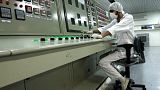 Bir uranyum zenginleştirme tesisinde çalışan İranlı teknisyen (arşiv)