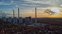 El sol se pone detrás de la central eléctrica de colectores "Scholven" de la empresa energética Uniper en Gelsenkirchen, Alemania, 22 de octubre de 2022. 