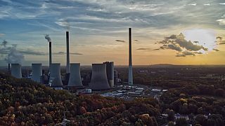 Die Sonne geht hinter dem Kohlekraftwerk Scholven des Energieunternehmens Uniper in Gelsenkirchen unter, 22. Oktober 2022. 