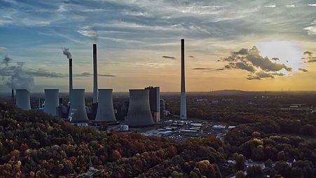 El sol se pone detrás de la central eléctrica de colectores "Scholven" de la empresa energética Uniper en Gelsenkirchen, Alemania, 22 de octubre de 2022. 