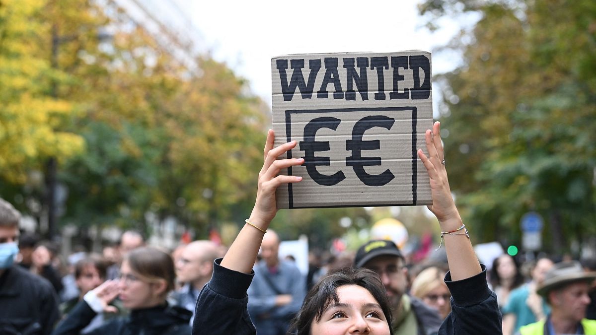 Cartaz onde se lê "Procuram-se euros" visto numa manifestação contra a subida do custo de vida em França, em outubro deste ano