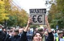 Cartaz onde se lê "Procuram-se euros" visto numa manifestação contra a subida do custo de vida em França, em outubro deste ano